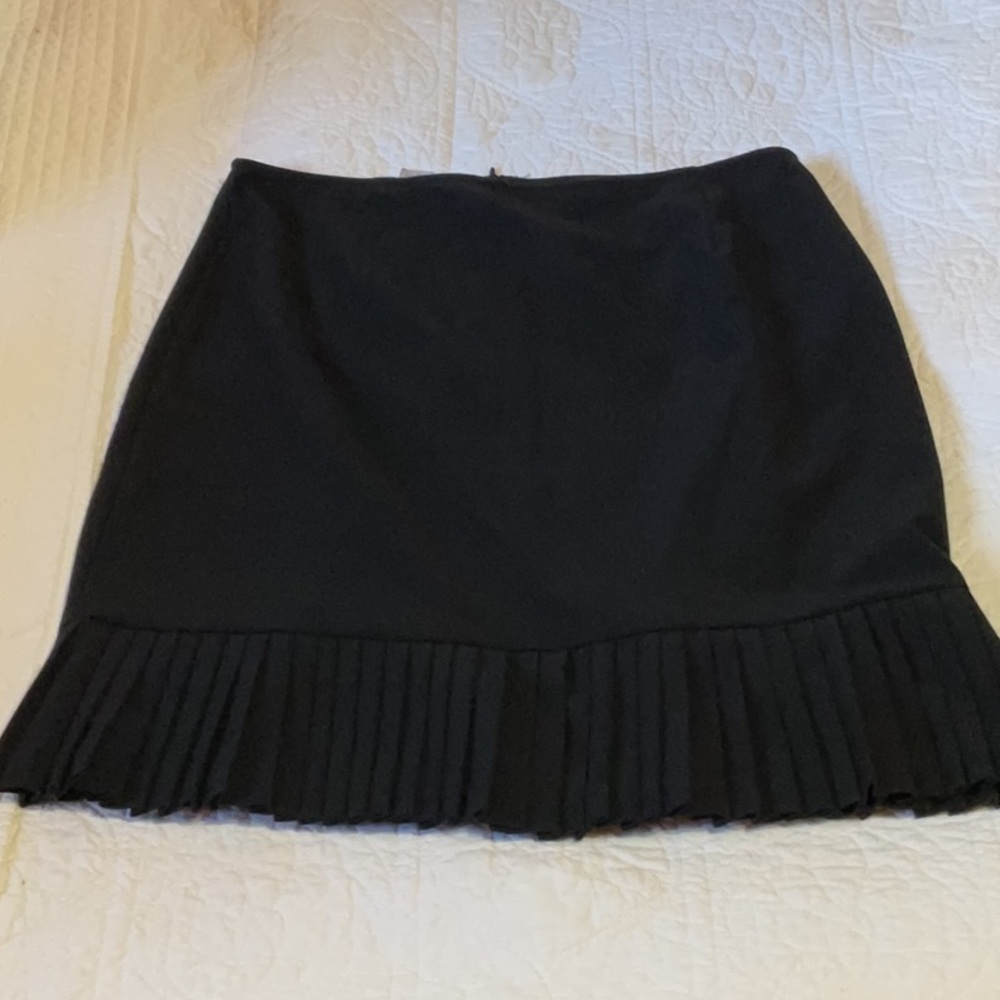 Chic Black Mini Skirt with Pleats